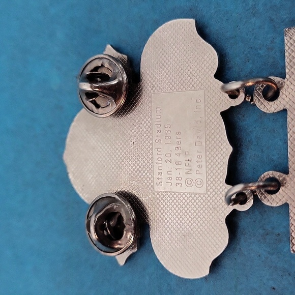 1985 Superbowl Pin - Picture 6 of 7